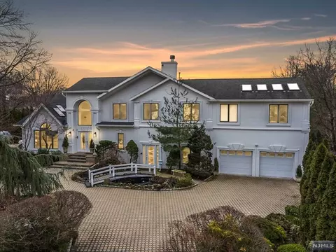 471 Nevada St, Paramus, NJ 07652