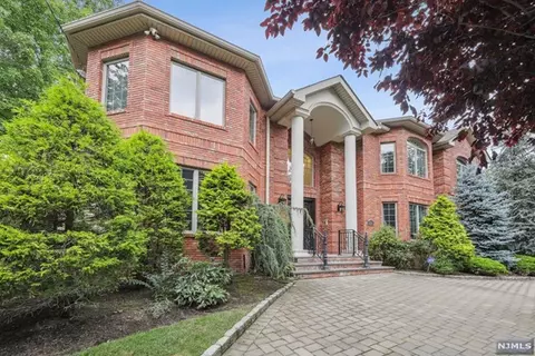 646 Floyd St, Englewood Cliffs, NJ 07632