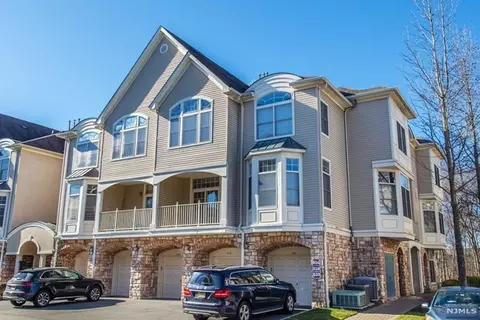 818 Kensington Ln #9, Livingston, NJ 07039