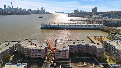 303 Smith Ct, Edgewater, NJ 07020