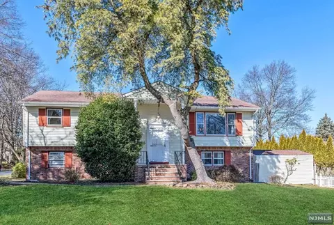 8 Dimas Ct, Harrington Park, NJ 07640