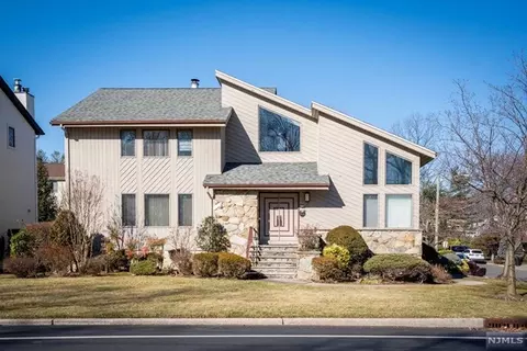 15 Hudson Ter, Englewood Cliffs, NJ 07632