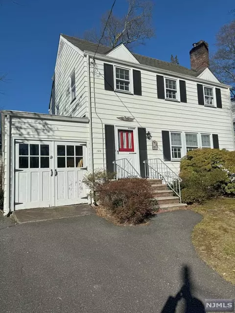 105 Grove St, Waldwick, NJ 07463