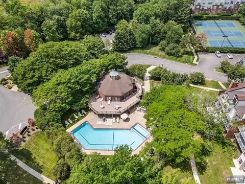 16 Sandburg Ct, Teaneck, NJ 07666