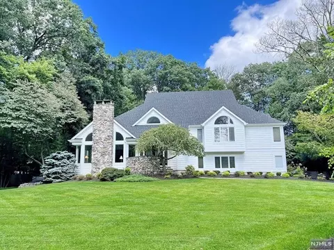 23 Dogwood Hill Rd, Saddle River, NJ 07458
