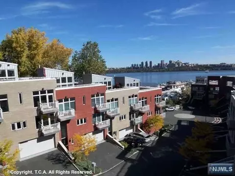 10 Vela Way, Edgewater, NJ 07020