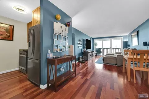 555 North Ave #8A, Fort Lee, NJ 07024