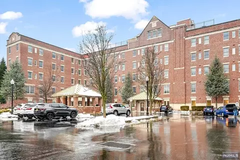 4301 Rio Vista Dr, Mahwah, NJ 07430