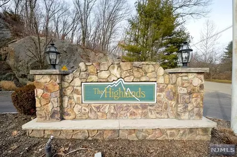 13 Mountainside Dr, Pompton Lakes, NJ 07442