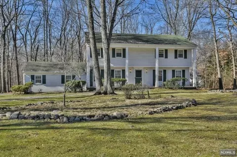120 Oak Dr, Saddle River, NJ 07458