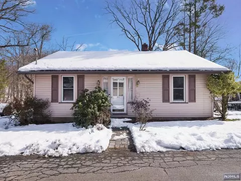 24 Glenwild Ave, Bloomingdale, NJ 07403