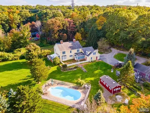 231 Willows Rd, Newton, NJ 07860