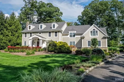 55 Pinehill Dr, Saddle River, NJ 07458