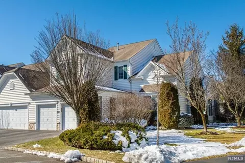 60 Mulberry Ct, Paramus, NJ 07652