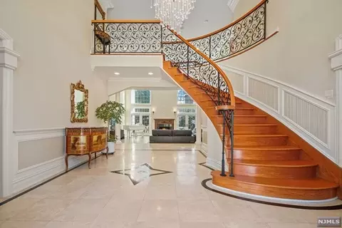 35 Geraldine Rd, Englewood Cliffs, NJ 07632
