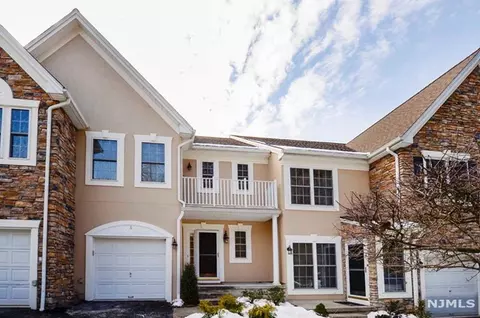 5 Walnut Ct, North Haledon, NJ 07508