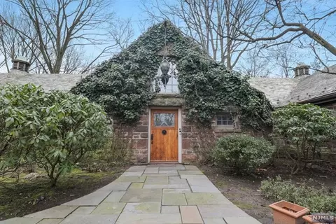 40 Malcolm Ct, Tenafly, NJ 07670