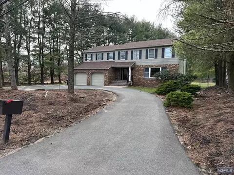 302 Airmont Ave, Mahwah, NJ 07430