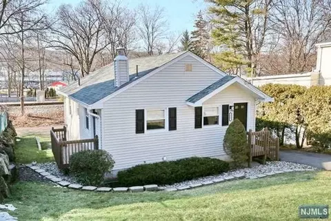 22 Garden Ave, Hawthorne, NJ 07506