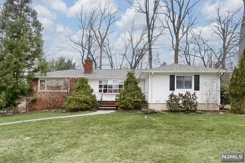 43 Overlook Ct, Ramsey, NJ 07446