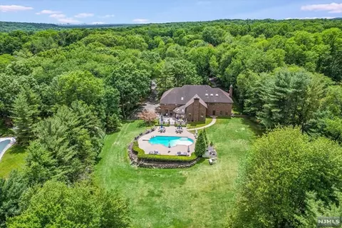 11 Eckert Farm Rd, Saddle River, NJ 07458