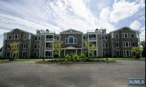 5 Tenakill Park E #304, Cresskill, NJ 07626