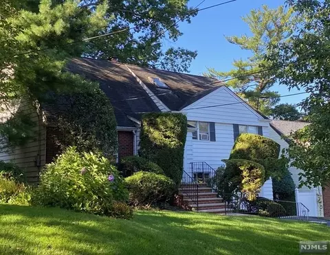 368 Vandelinda Ave, Teaneck, NJ 07666