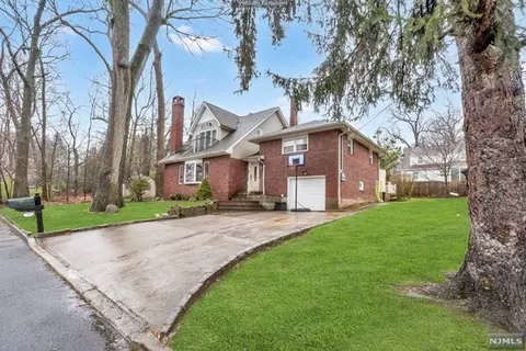 5 Short Pl, Cresskill, NJ 07626