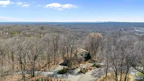 894 Iron Latch Rd, Franklin Lakes, NJ 07417