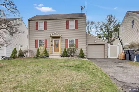 81 Lunn Ave, Bergenfield, NJ 07621