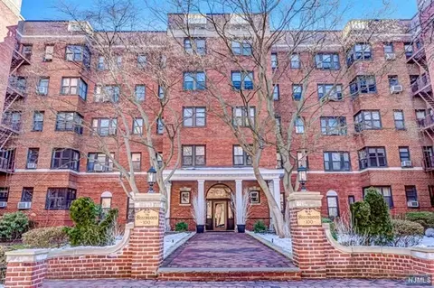 100 Prospect Ave #2E, Hackensack, NJ 07601