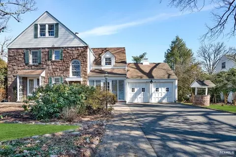 251 Ivy Pl, Ridgewood, NJ 07450