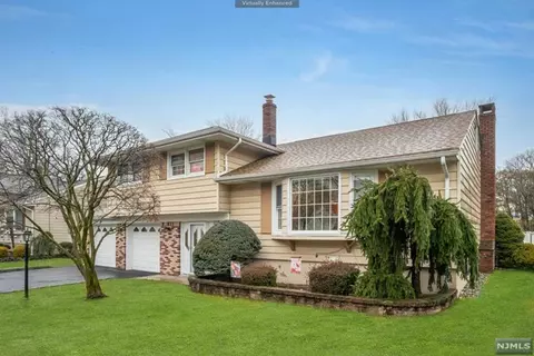 34 Sycamore Ct, Westwood, NJ 07675