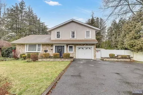 2 4th Ave, Westwood, NJ 07675