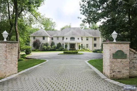 31 Wildwood Rd, Saddle River, NJ 07458