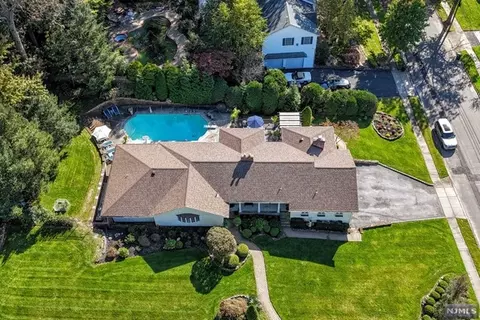 811 Carol Pl, Oradell, NJ 07649