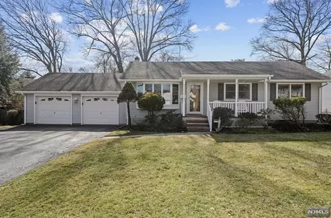 258 Woodcrest Rd, Paramus, NJ 07652