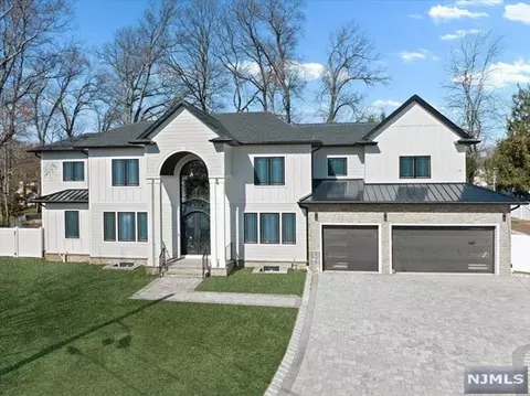 621 Mazur Ave, Paramus, NJ 07652