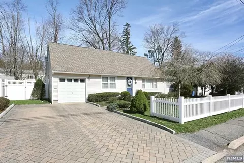 29 Lockwood Dr, Waldwick, NJ 07463