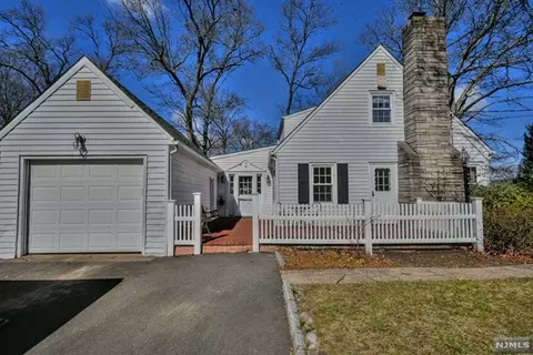 54 Walnut St, Oakland, NJ 07436