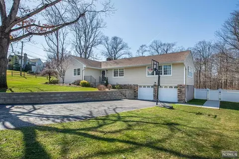 25 White Oak Dr, North Caldwell, NJ 07006