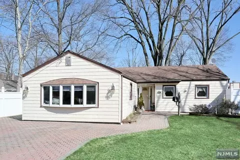 154 Sanford Ave, Emerson, NJ 07630