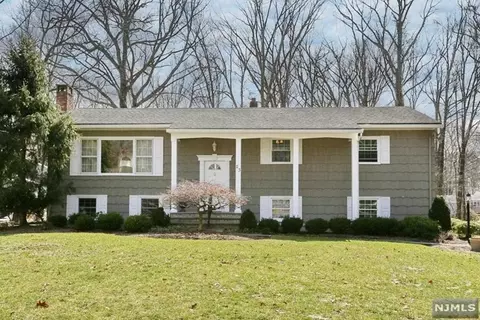 23 Dogwood Ct, Mahwah, NJ 07430