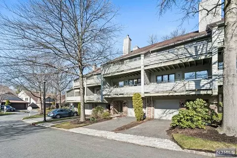 94 Meadowview Ct, Leonia, NJ 07605