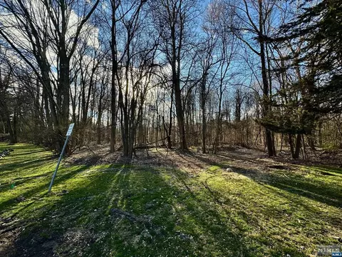 10 Monroe Dr, Mahwah, NJ 07430