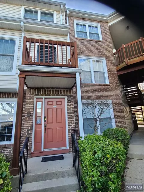 376 Village Ct, Fort Lee, NJ 07024