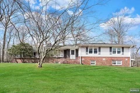 15 Rocky Hill Rd, Saddle River, NJ 07458
