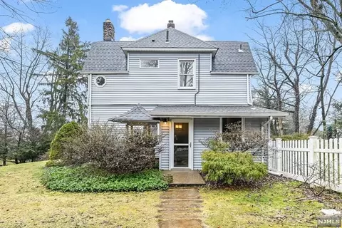9 Le Roy Pl, Park Ridge, NJ 07656