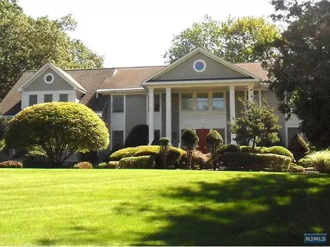 723 Arnold Dr, Franklin Lakes, NJ 07417