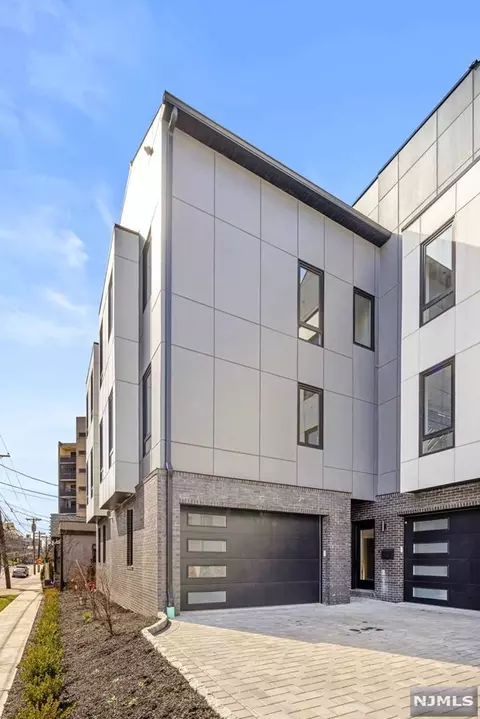571 Gorge Rd, Cliffside Park, NJ 07010